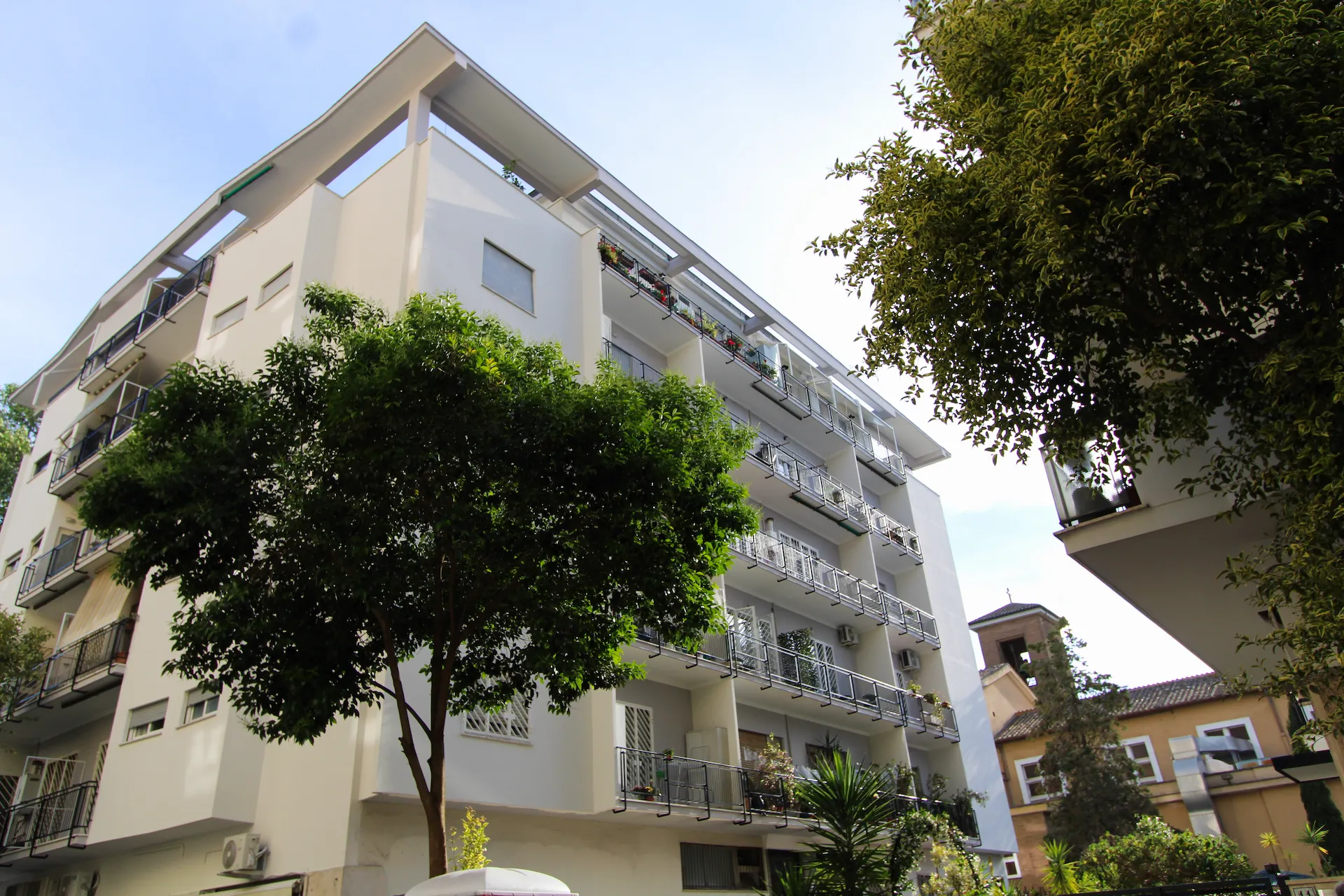 Palazzo YOU Rhome in Garbatella, lato residenziale con balconi e alberi — Roma sud