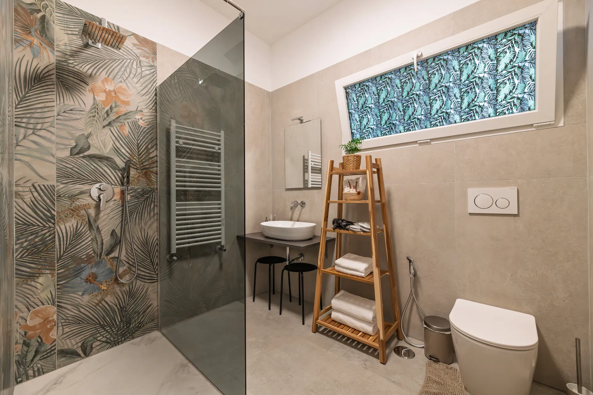 Bagno privato Suite Relax Vibes con doccia walk-in — boutique BnB Roma