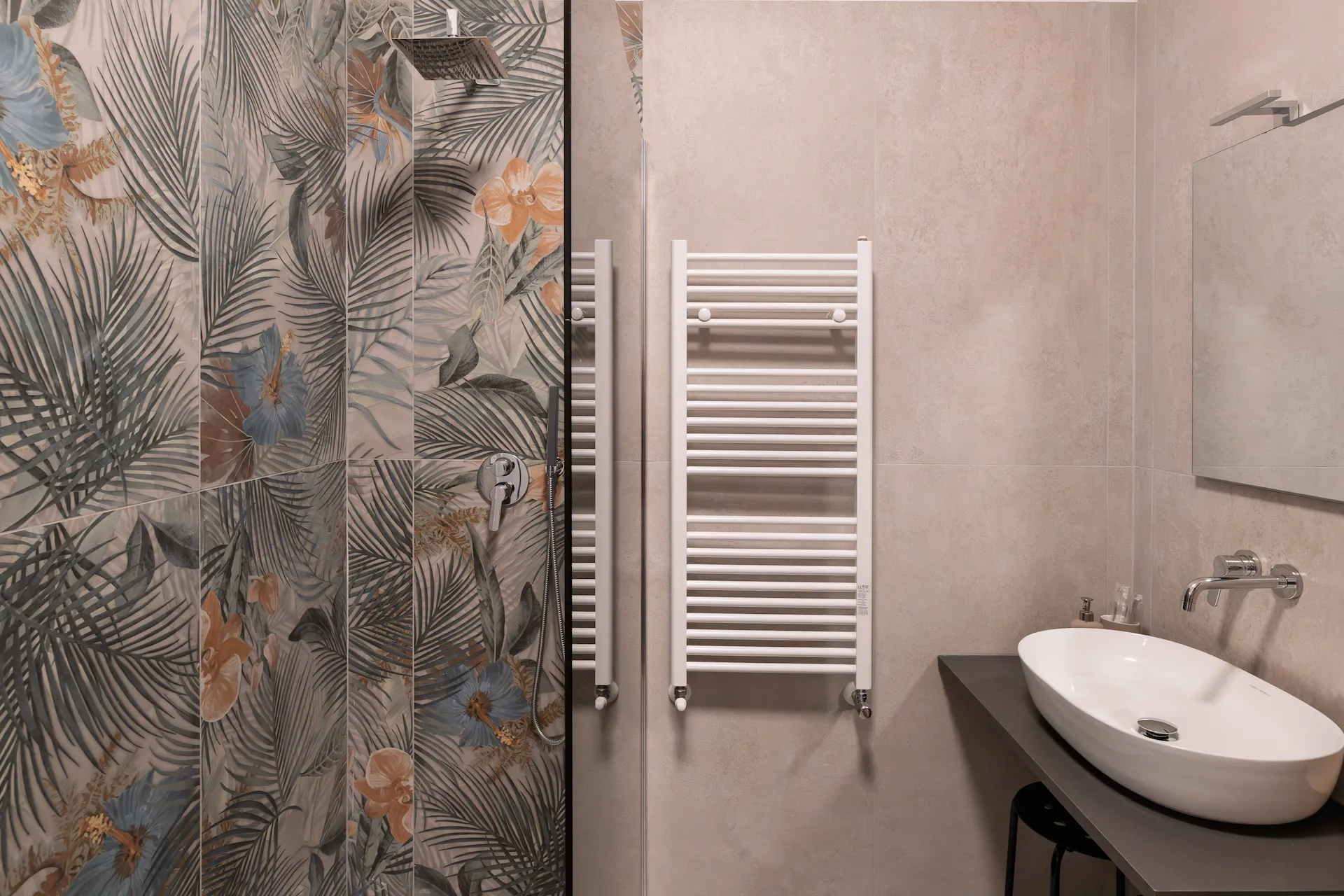 Bagno privato Suite Relax Vibes con doccia walk-in — boutique BnB Roma