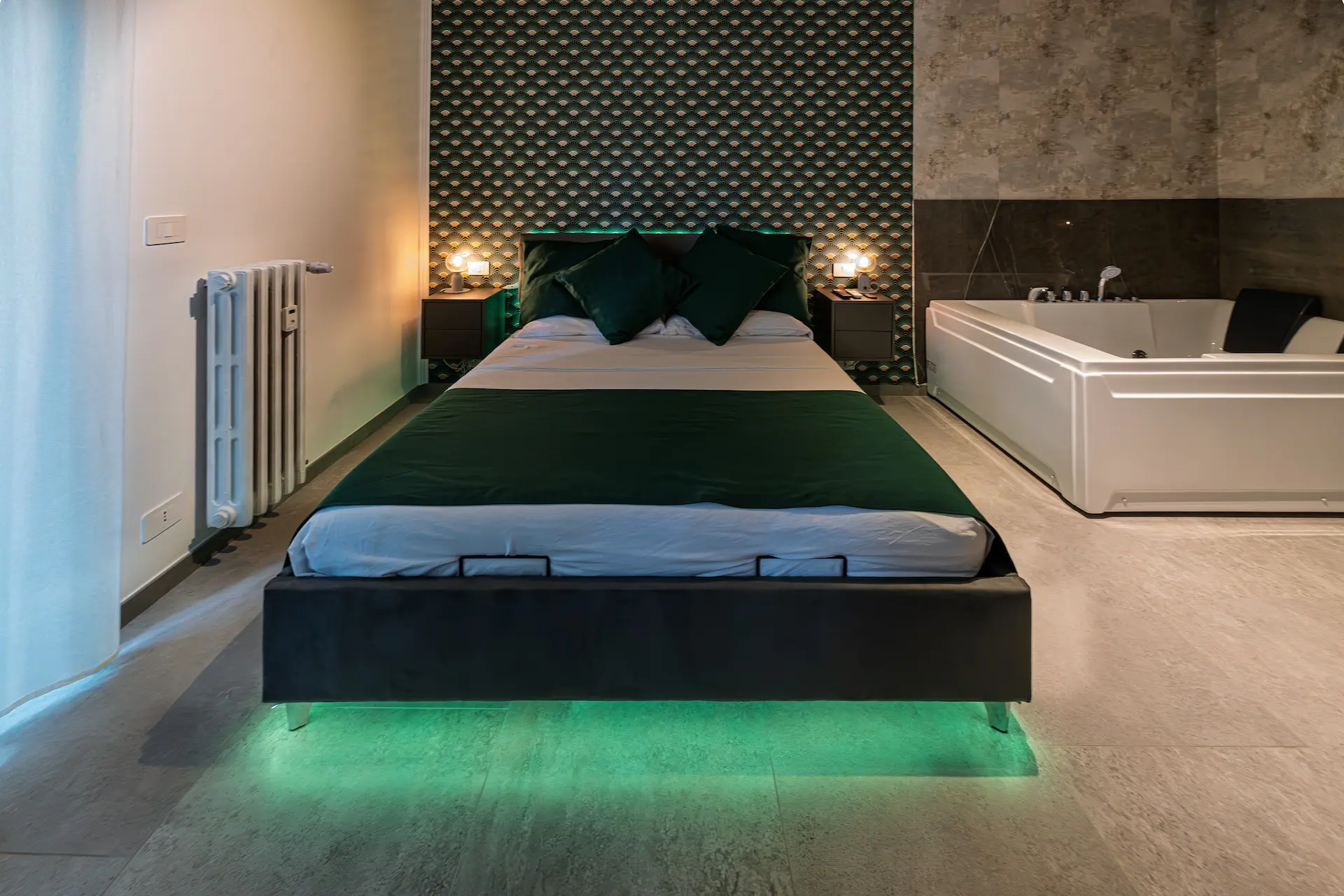 Letto matrimoniale Suite Relax Vibes con illuminazione LED verde e carta da parati art déco verde-oro