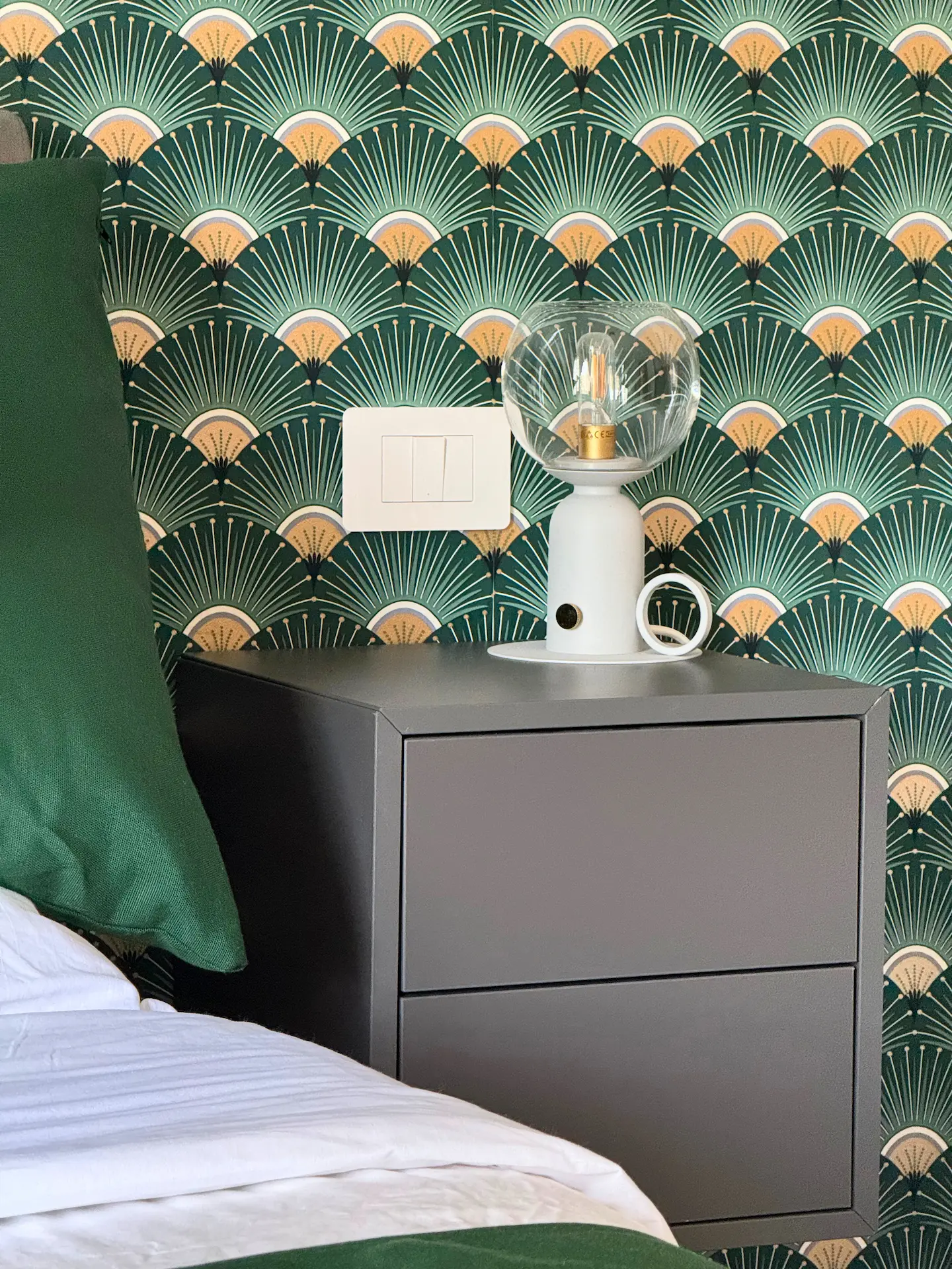 Dettagli arredo Suite Relax Vibes — cuscini verdi e tessuti — boutique BnB Garbatella