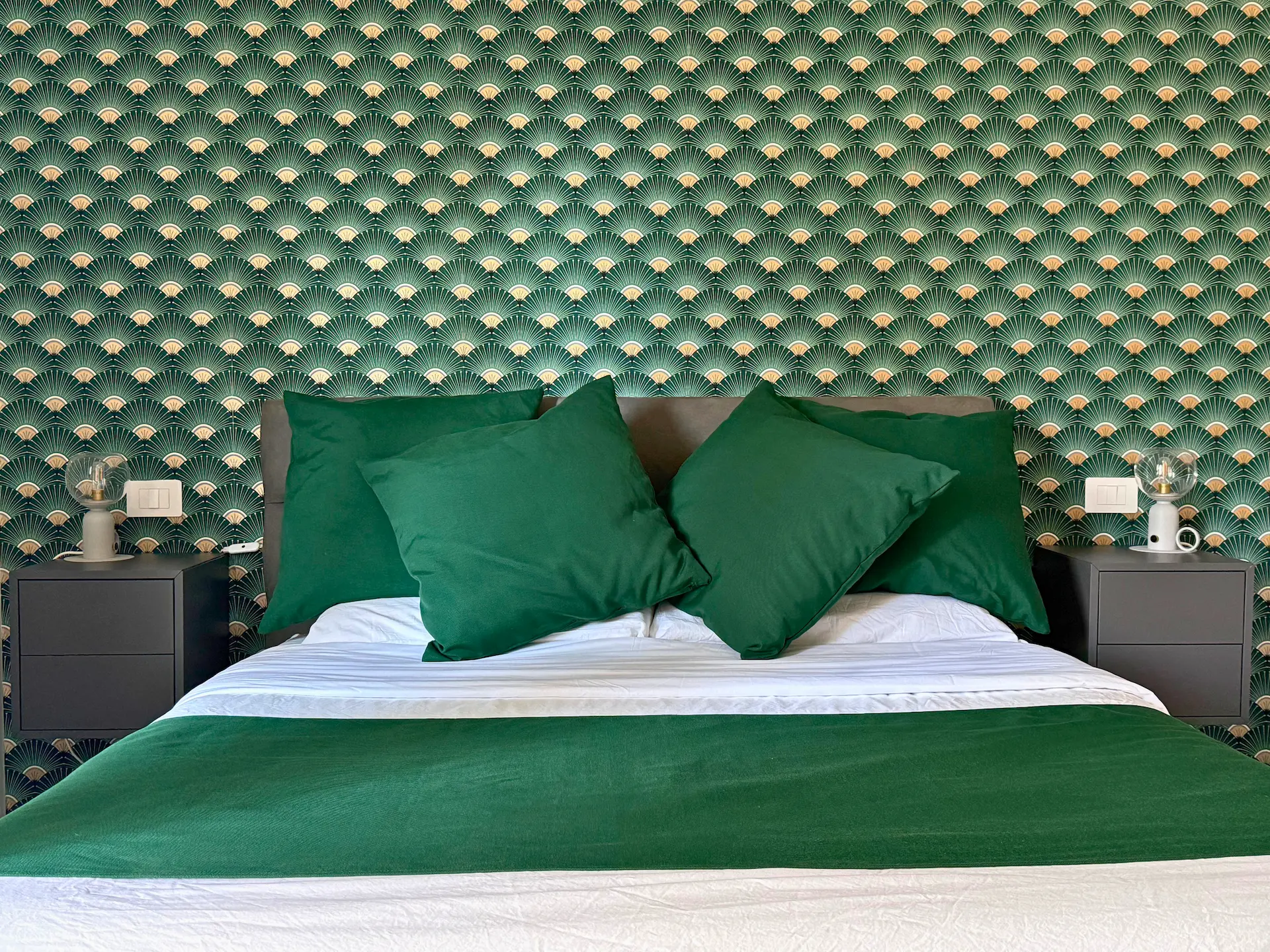 Dettagli arredo Suite Relax Vibes — cuscini verdi e tessuti — boutique BnB Garbatella