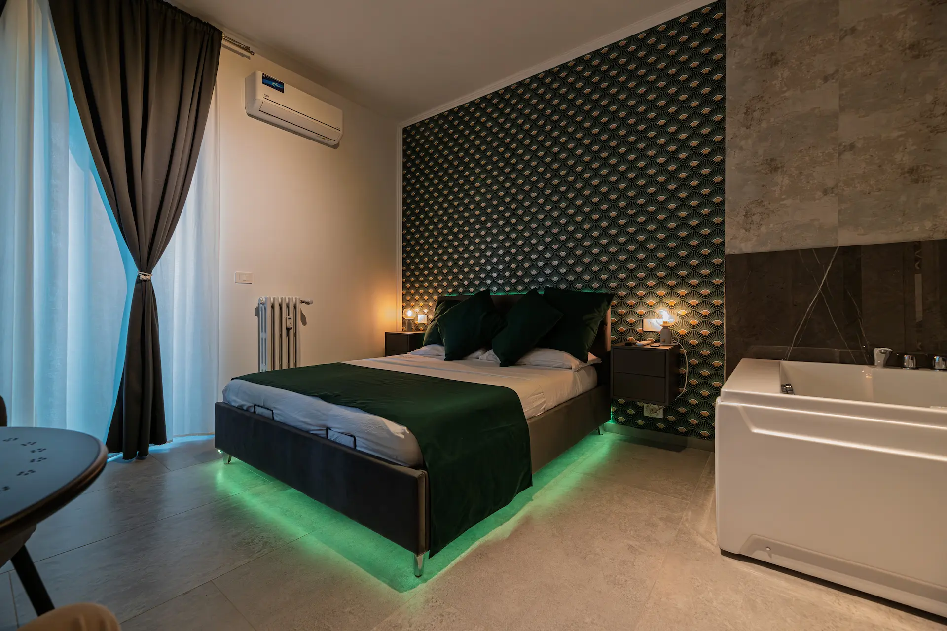 Suite Relax Vibes con vasca idromassaggio doppia rettangolare, LED verde sotto al letto e carta da parati art déco verde-oro — YOU Rhome Garbatella, boutique BnB Roma