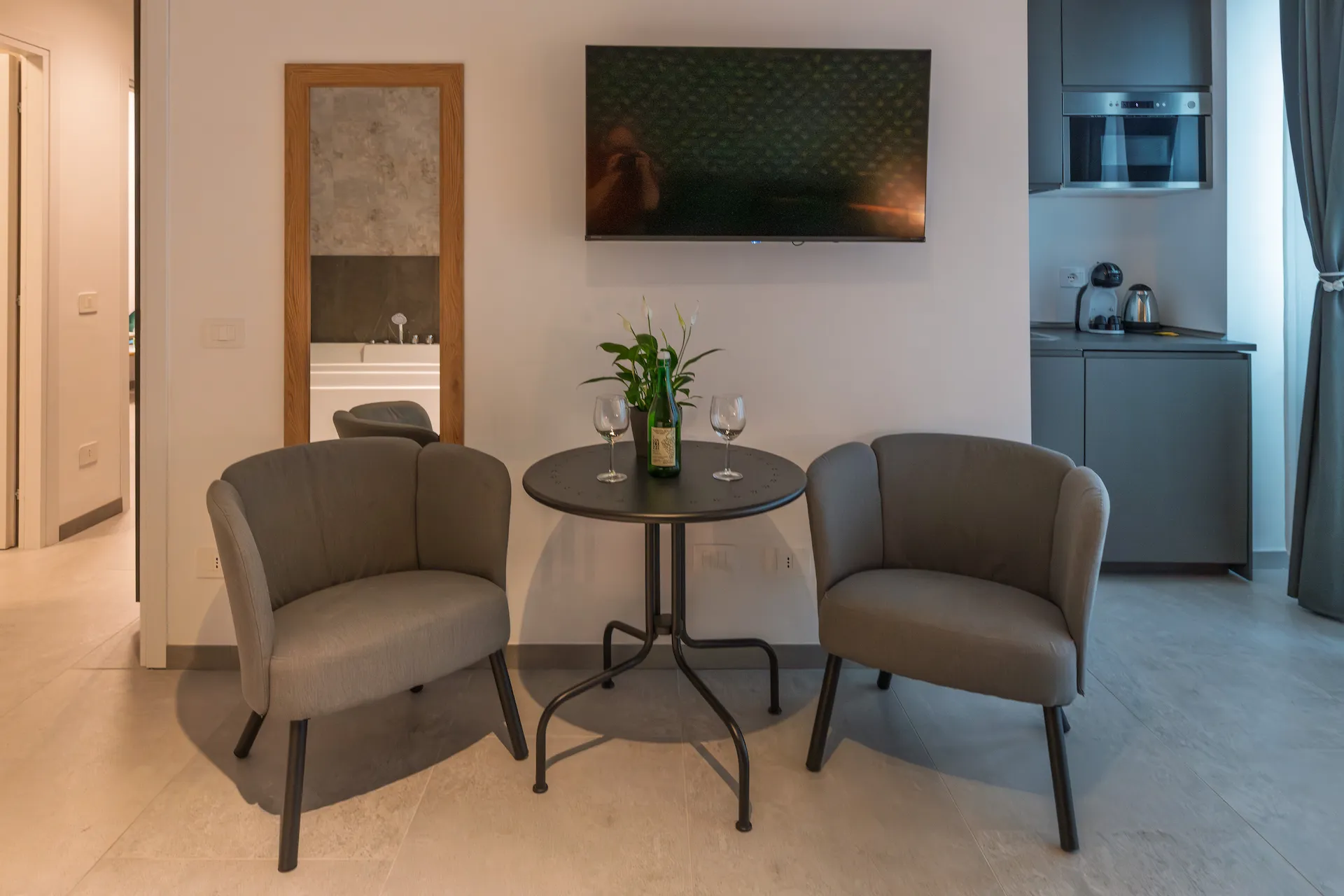 Zona aperitivo Suite Relax Vibes con tavolo e tendaggi — fuga d'amore Roma