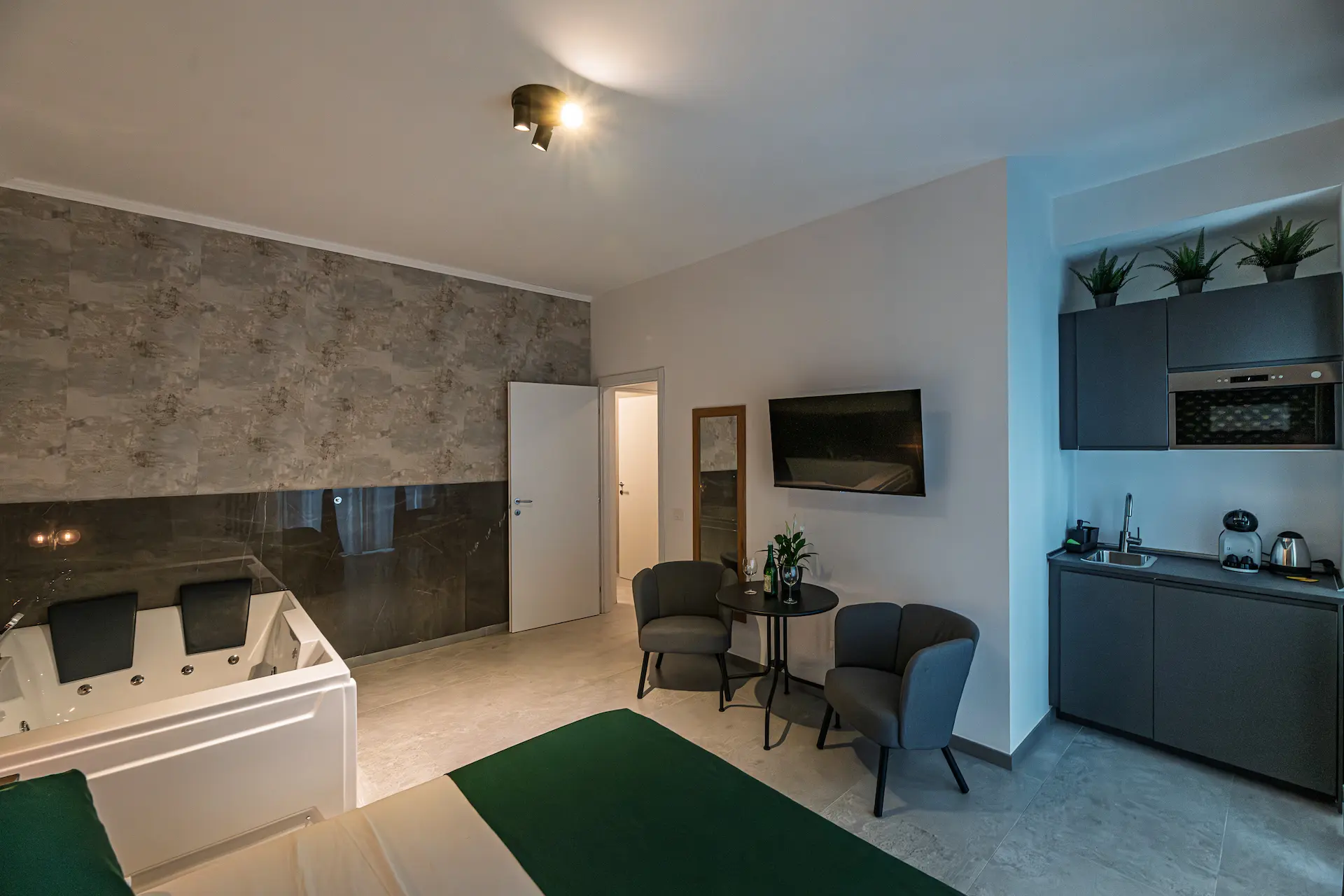 Zona aperitivo Suite Relax Vibes con tavolo e tendaggi — fuga d'amore Roma