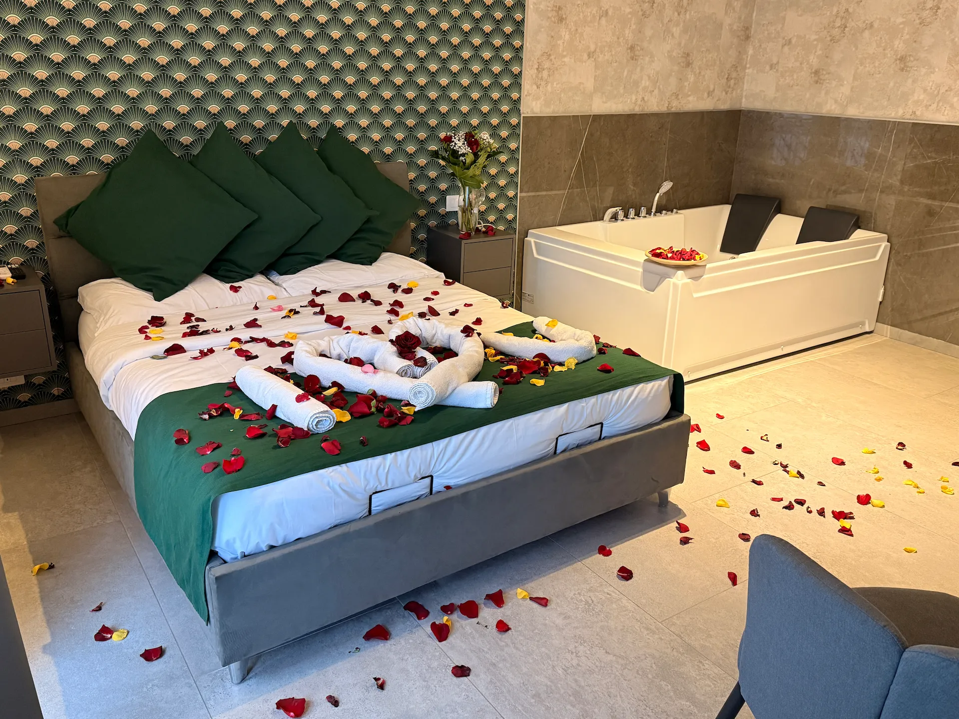 Forfait Honeymoon avec pétales de roses, Prosecco et bougies pour anniversaire ou escapade amoureuse à Rome — YOU Rhome Garbatella