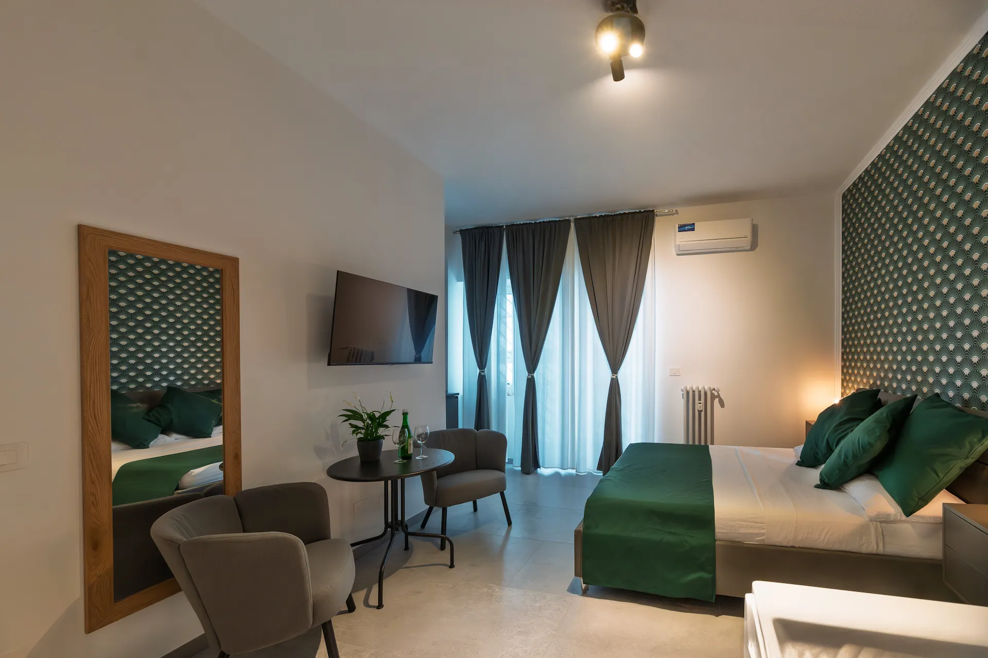 Zona aperitivo Suite Relax Vibes con tavolo e tendaggi — fuga d'amore Roma