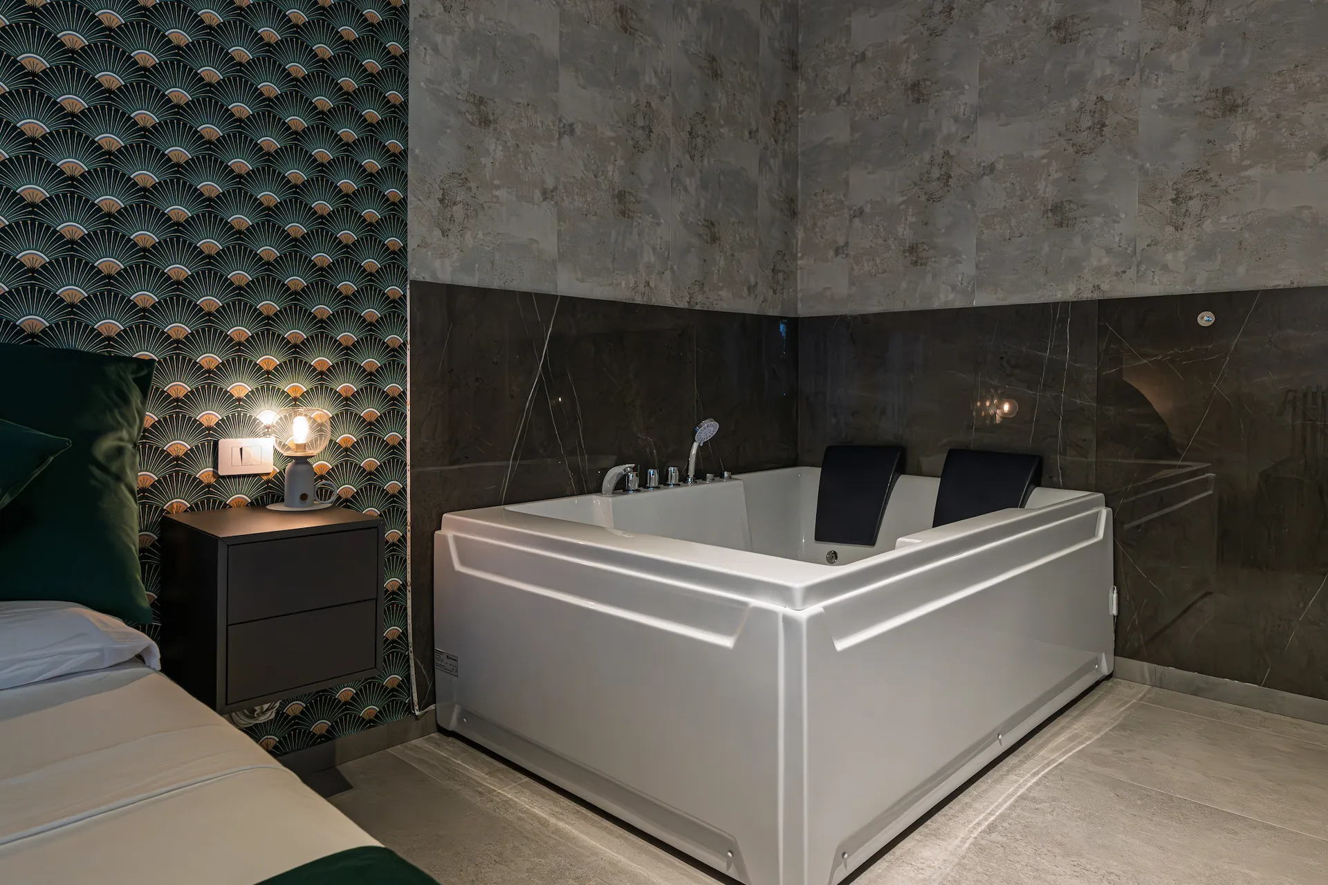 Vasca idromassaggio doppia rettangolare Suite Relax Vibes per coppie — boutique BnB Garbatella