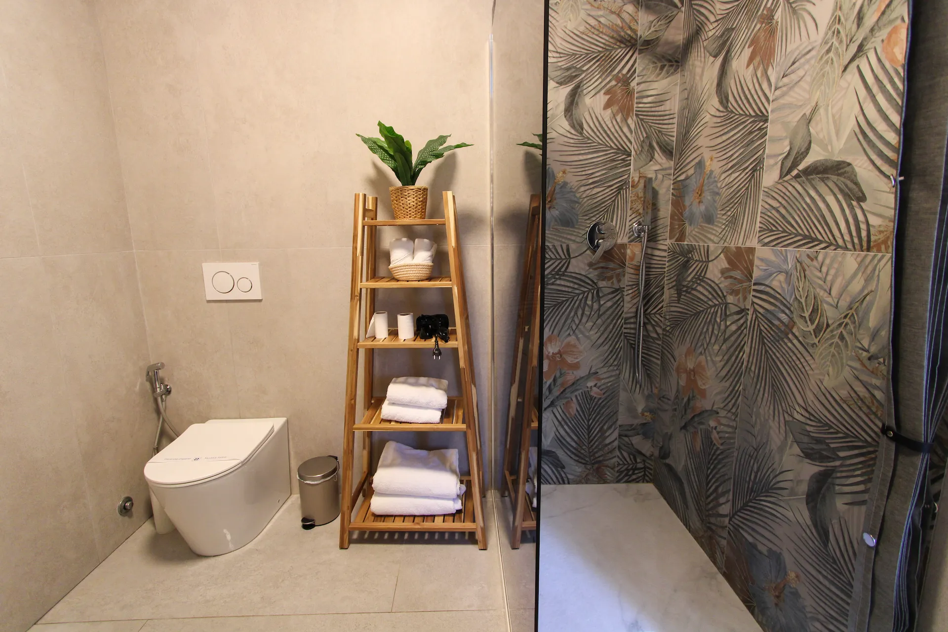 Bagno privato Suite Urban Mood con doccia walk-in e carta da parati tropicale — boutique BnB Garbatella