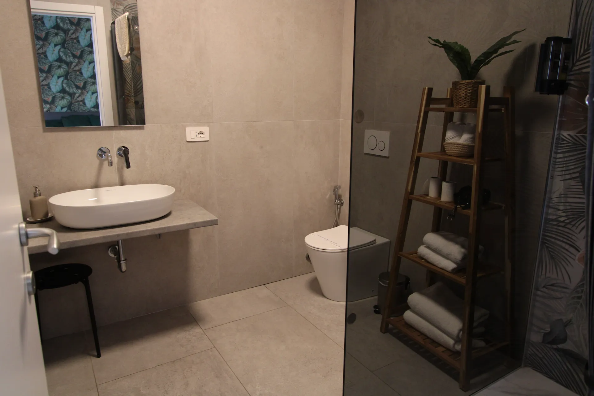 Bagno Suite Urban Mood con lavabo ovale, scaletta porta-asciugamani e specchio — YOU Rhome Garbatella