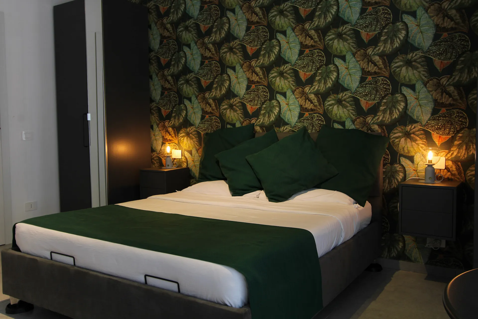 Letto matrimoniale Suite Urban Mood con carta da parati botanica — boutique BnB Garbatella Roma