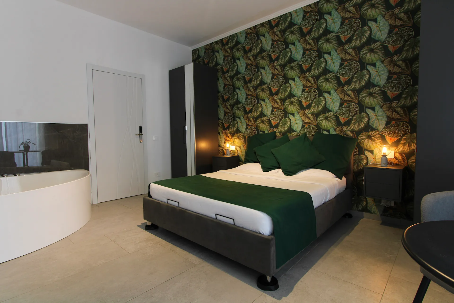 Suite Urban Mood con vasca idromassaggio ad angolo e carta da parati tropicale verde — YOU Rhome in Garbatella, boutique BnB Roma