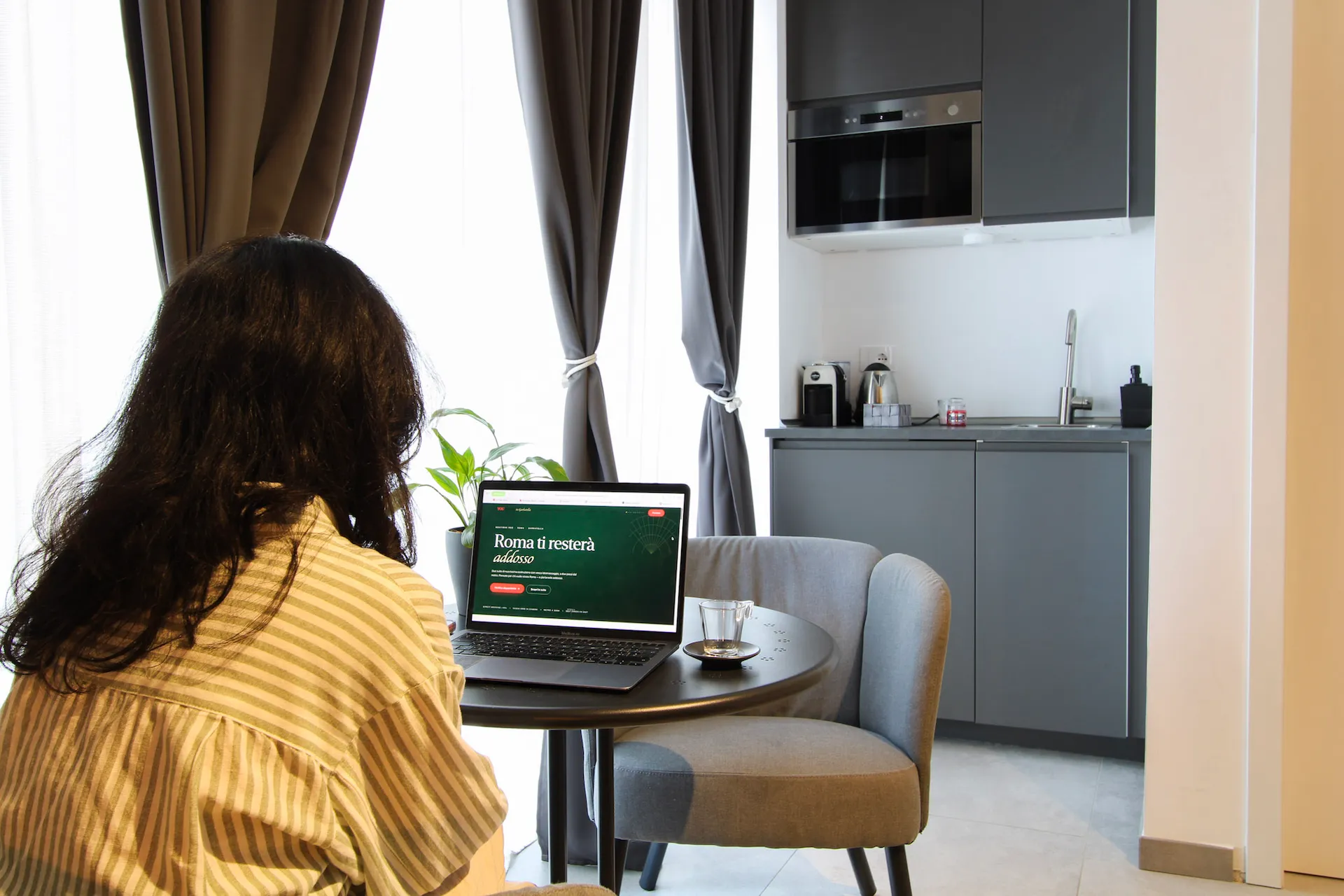 Zona living Suite Urban Mood con kitchenette e tavolo — boutique BnB Roma sud