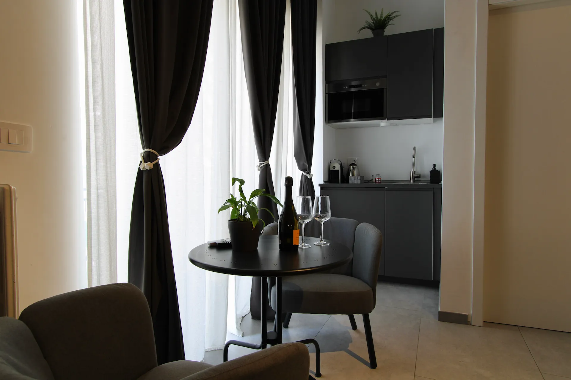Zona living Suite Urban Mood con kitchenette e tavolo — boutique BnB Roma sud