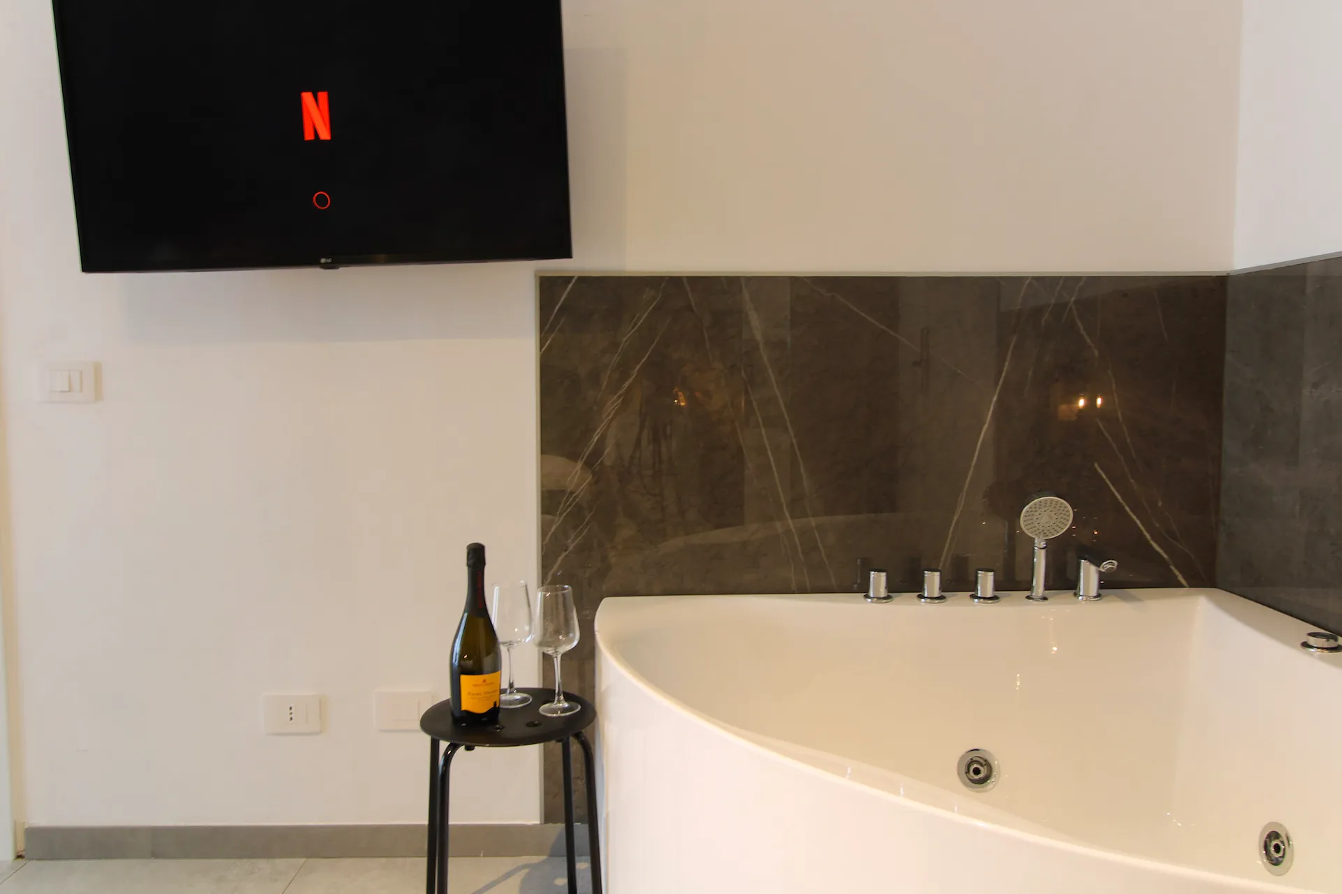 Vasca idromassaggio ad angolo per due in Suite Urban Mood — YOU Rhome Garbatella