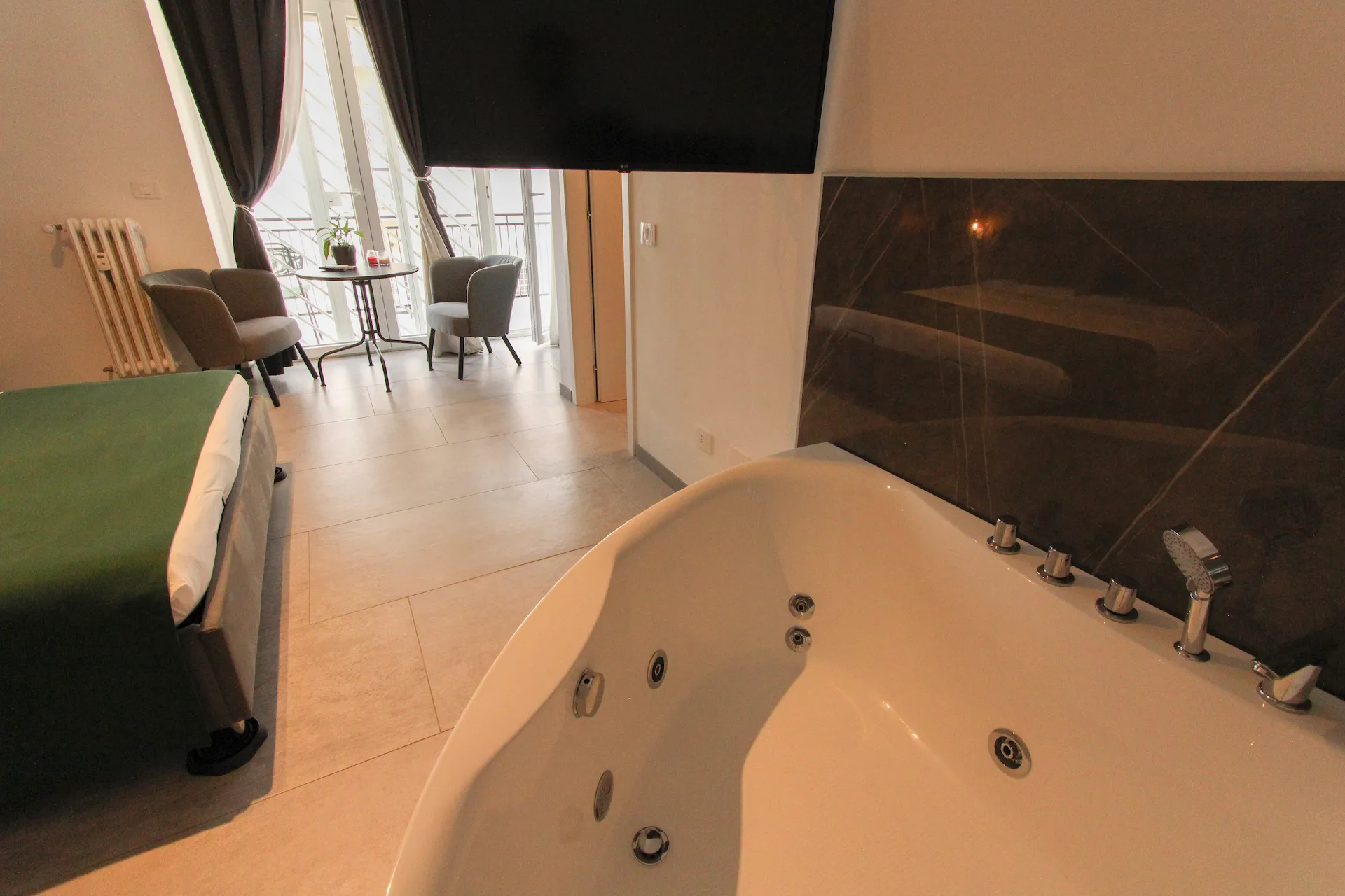 Dettaglio vasca idromassaggio ad angolo Suite Urban Mood con bocchette inox — fuga d'amore Roma
