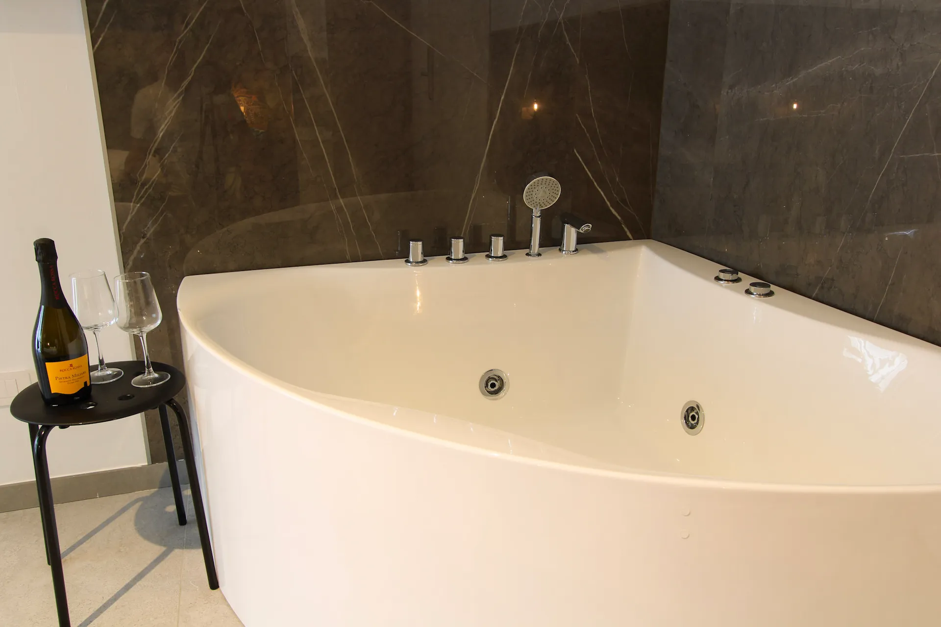 Vasca idromassaggio ad angolo per due in Suite Urban Mood — YOU Rhome Garbatella